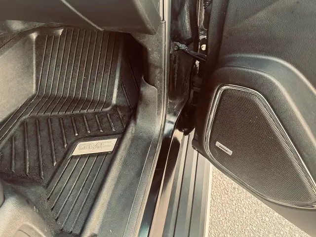 2017 GMC Yukon Denali 6.2L Triple Black - More Trucks @ MJCANADA - Photo 31