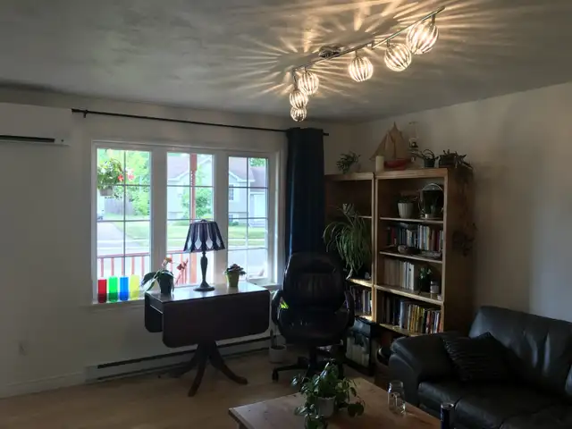 3 Bedrooms, 1.5 baths side by side duplex - Photo 2