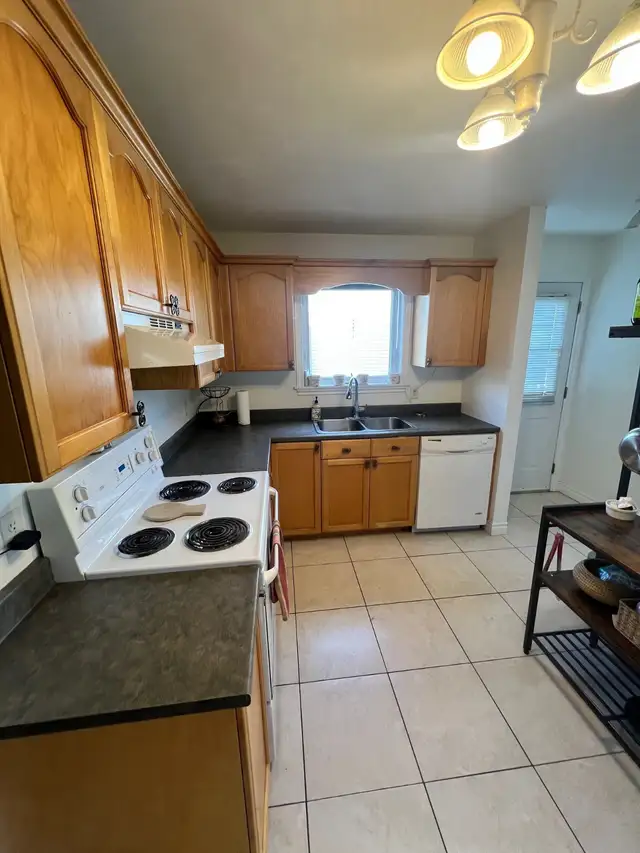 3 Bedrooms, 1.5 baths side by side duplex - Photo 5