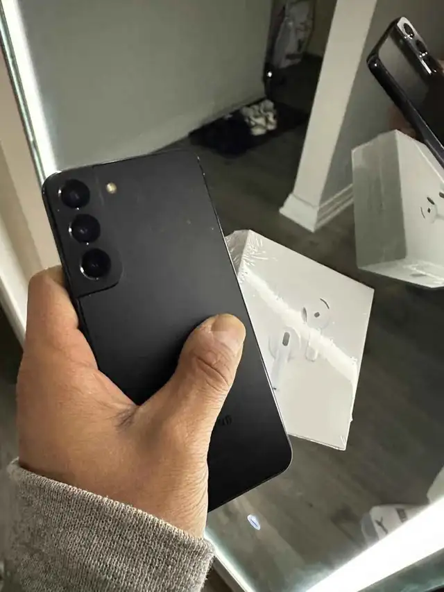 Samsung Galaxy S22 256GB Airpods/Charger Set/Delivery