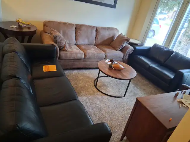 Top Quality Fine Grain Black Leather 'Italsofa' Love Seat - Photo 4
