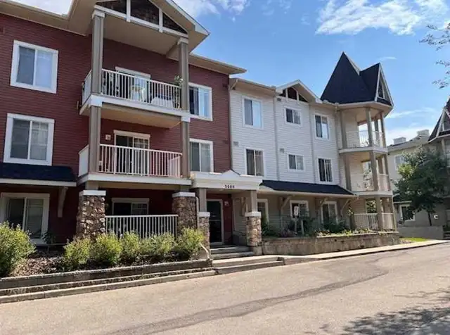 Beautiful Apartment Available! Top Floor!