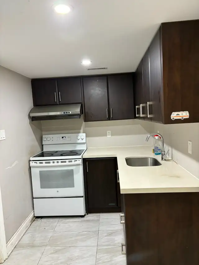 2 Bedrooms, 1 washrooms Basement Apartment: Brimley and Danforth - Photo 4