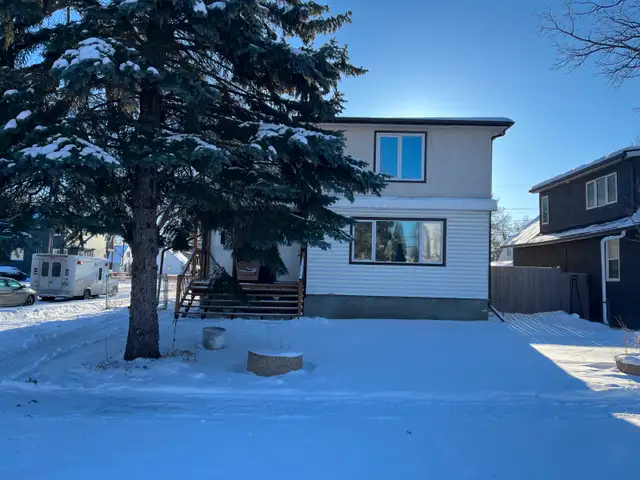 Spacious 3-Bedroom Upper Duplex   Double Garage | Grant Park