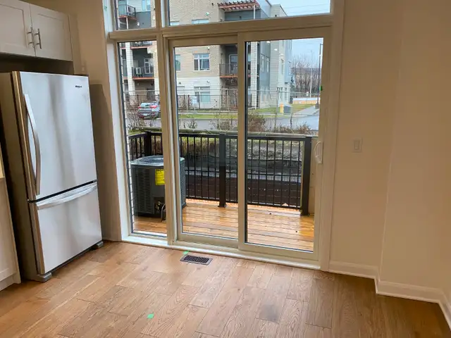 Beautiful 2 bedroom   den, 2.5 bathroom modern townhome for rent - Photo 4