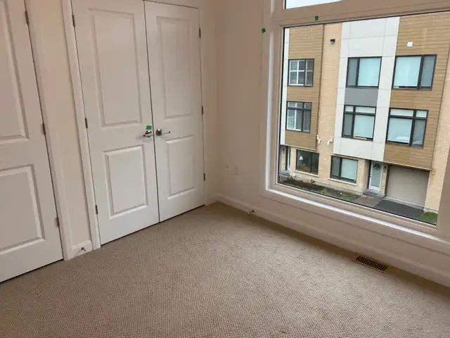Beautiful 2 bedroom   den, 2.5 bathroom modern townhome for rent - Photo 5