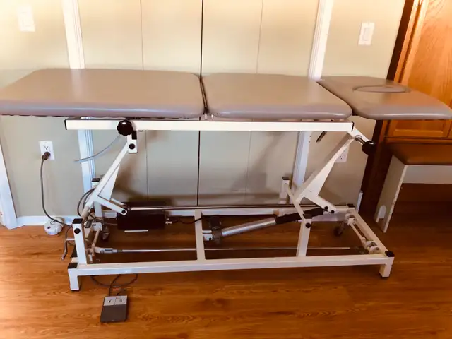 Massage Table - Photo 2