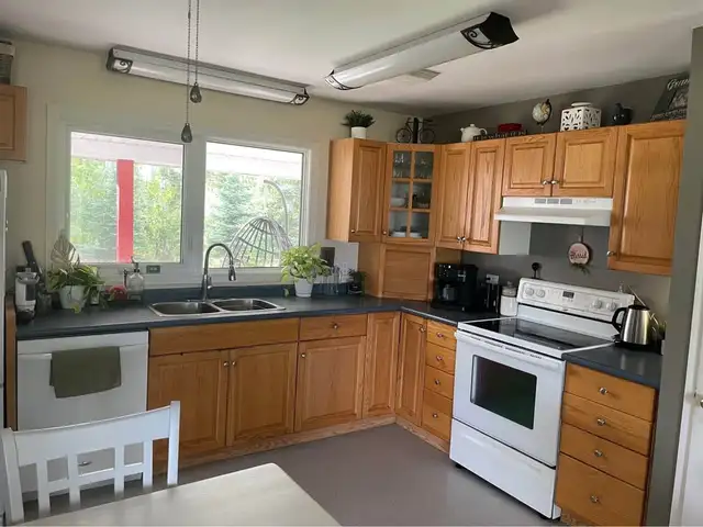 For sale: 6.7-Acre | 3-Bed Home   1,000 sq ft Heated Shop - Photo 2