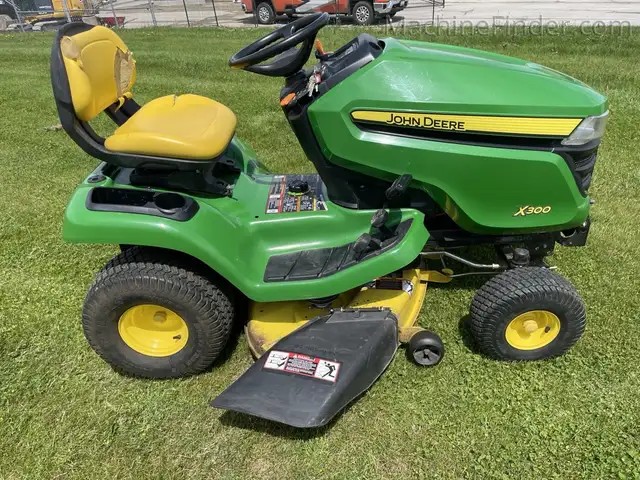 2014 John Deere X300 - Photo 3