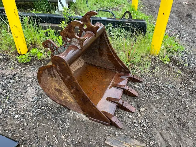 John Deere 35 size 24" digging bucket