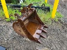 John Deere 35 size 24" digging bucket