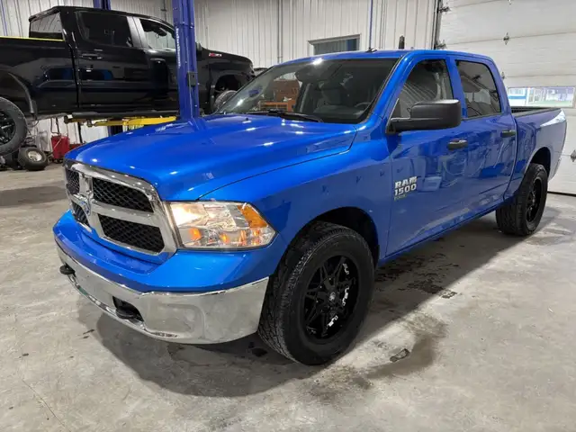 2023 Ram 1500 Classic SLT V6 3,6 L , Crew Cab - Photo 3