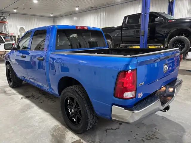 2023 Ram 1500 Classic SLT V6 3,6 L , Crew Cab - Photo 4