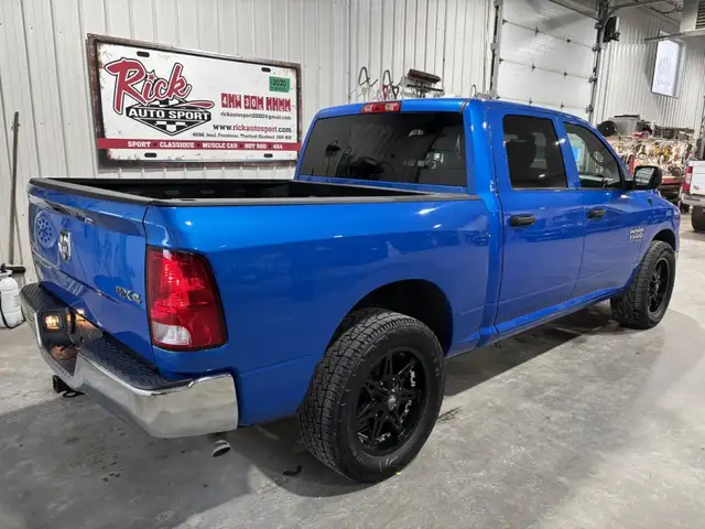 2023 Ram 1500 Classic SLT V6 3,6 L , Crew Cab - Photo 6