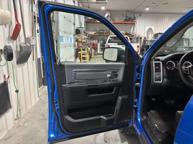 2023 Ram 1500 Classic SLT V6 3,6 L , Crew Cab - Photo 15