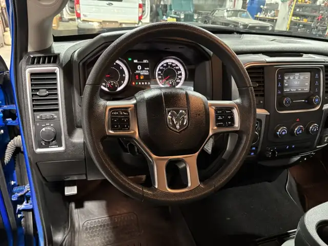 2023 Ram 1500 Classic SLT V6 3,6 L , Crew Cab - Photo 19