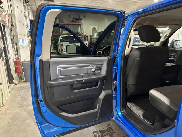 2023 Ram 1500 Classic SLT V6 3,6 L , Crew Cab - Photo 23