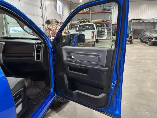 2023 Ram 1500 Classic SLT V6 3,6 L , Crew Cab - Photo 27