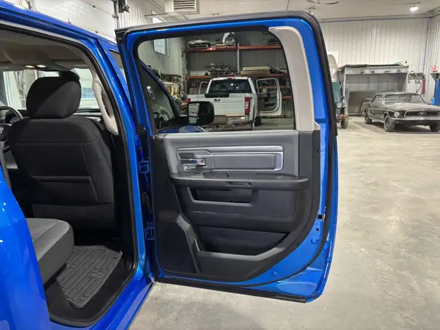 2023 Ram 1500 Classic SLT V6 3,6 L , Crew Cab - Photo 29