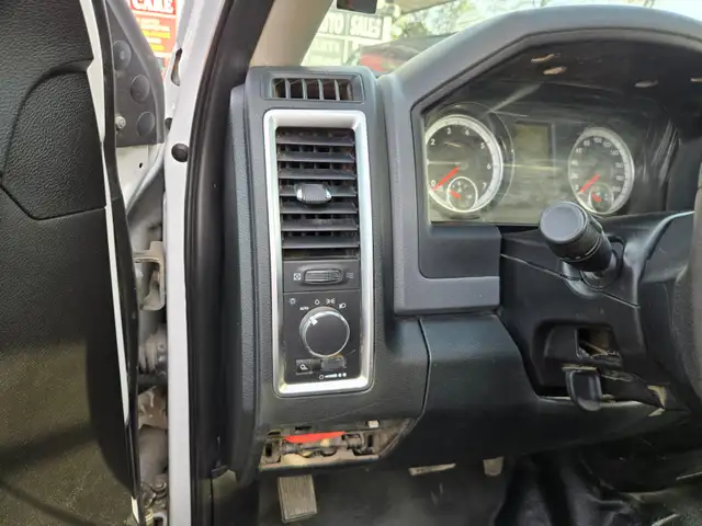 2015 Ram 1500 4WD Reg Cab 140.5' SLT - Photo 15