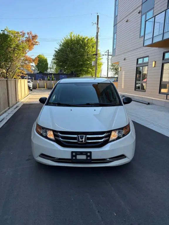 2015 Honda Odyssey LX Passenger Van Automatic - Photo 2