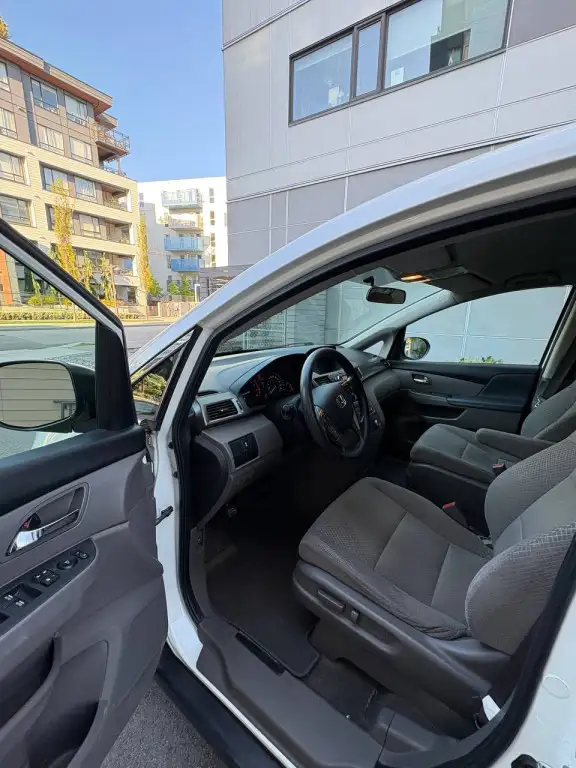 2015 Honda Odyssey LX Passenger Van Automatic - Photo 8