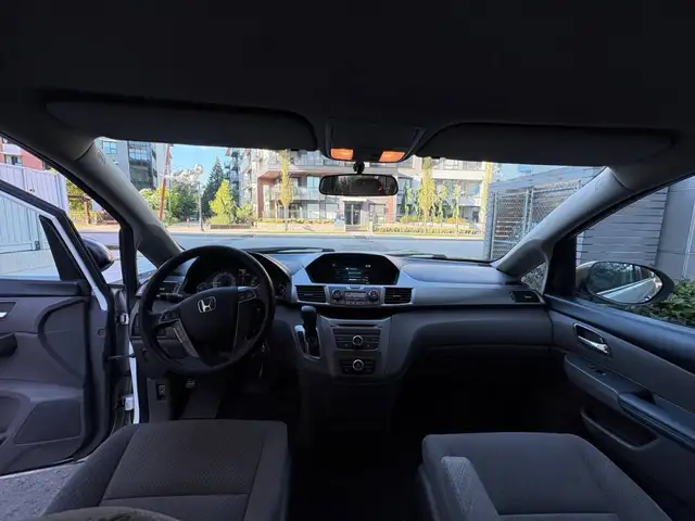 2015 Honda Odyssey LX Passenger Van Automatic - Photo 9