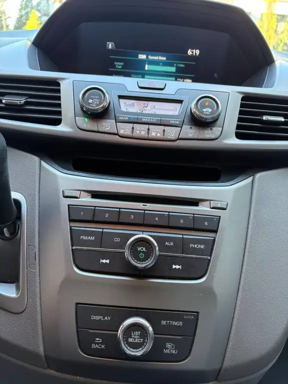 2015 Honda Odyssey LX Passenger Van Automatic - Photo 11