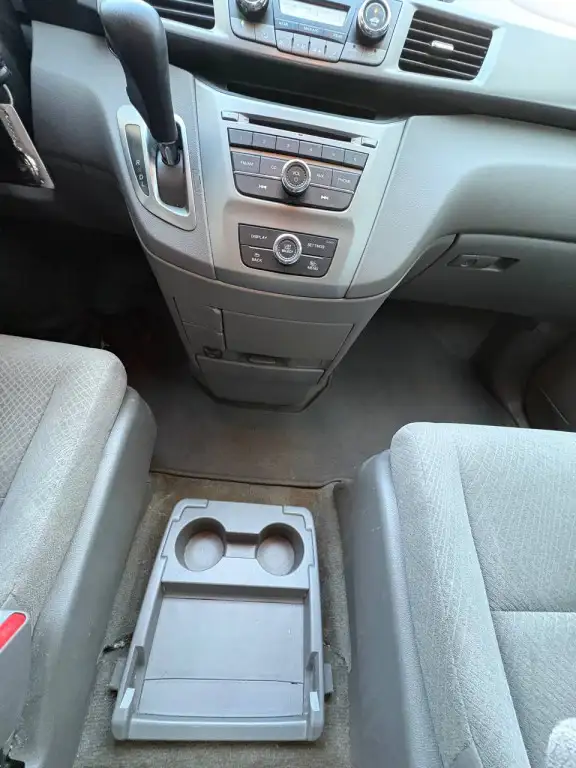 2015 Honda Odyssey LX Passenger Van Automatic - Photo 14