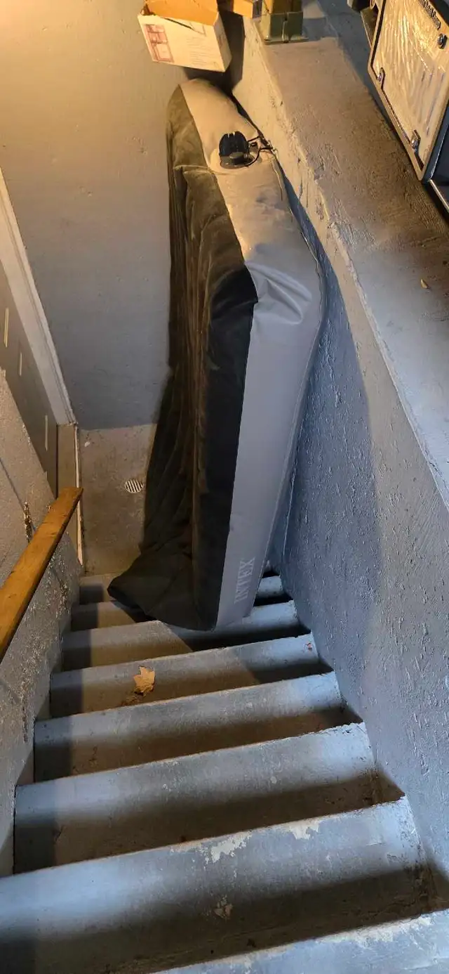 AIR MATTRESS WITH BUILD IN PUMP
