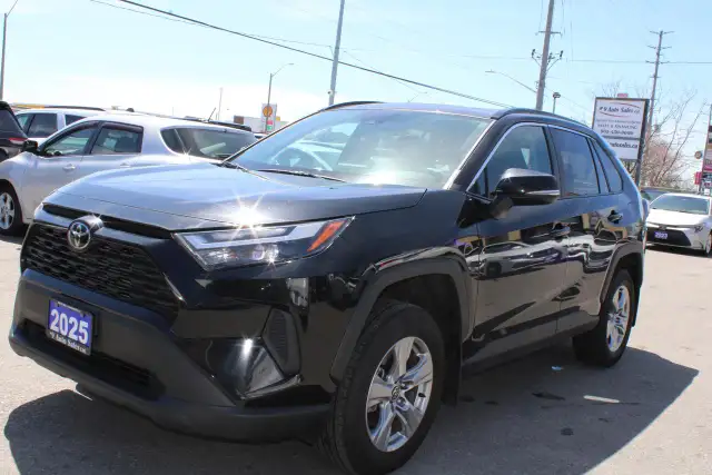 2025 Toyota RAV4 XLE - Photo 7