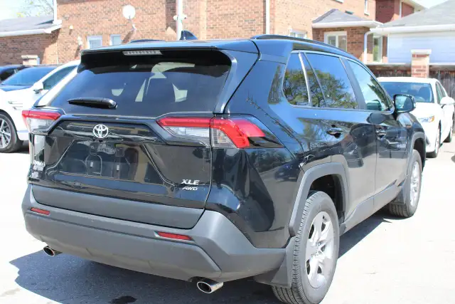 2025 Toyota RAV4 XLE - Photo 8