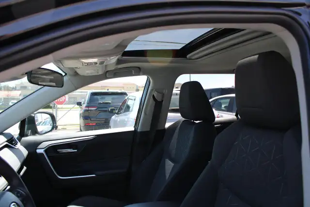 2025 Toyota RAV4 XLE - Photo 11