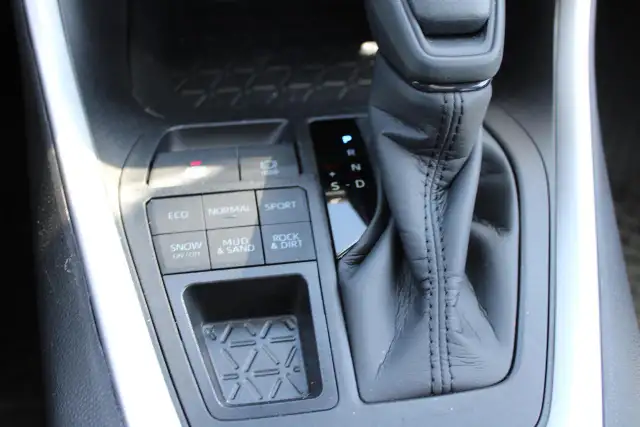 2025 Toyota RAV4 XLE - Photo 12