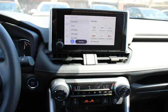 2025 Toyota RAV4 XLE - Photo 13