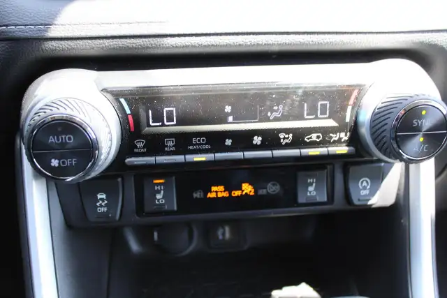 2025 Toyota RAV4 XLE - Photo 14