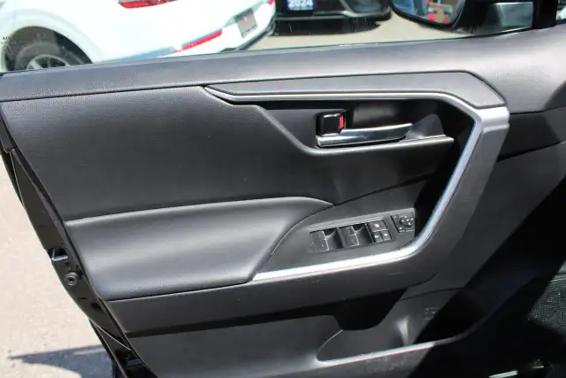 2025 Toyota RAV4 XLE - Photo 15
