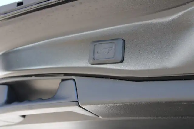 2025 Toyota RAV4 XLE - Photo 16