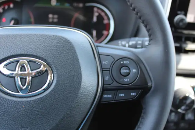 2025 Toyota RAV4 XLE - Photo 18