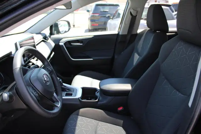 2025 Toyota RAV4 XLE - Photo 19