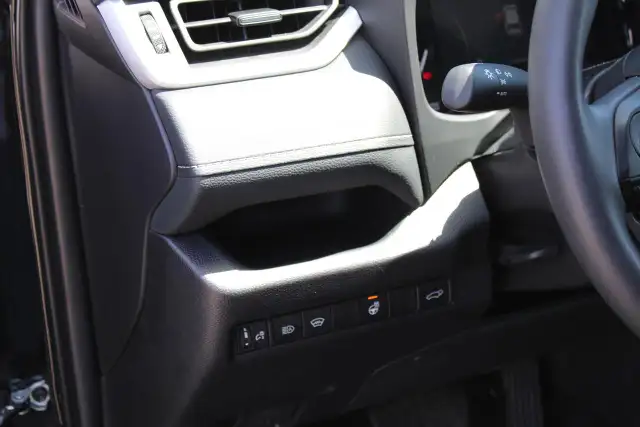2025 Toyota RAV4 XLE - Photo 20
