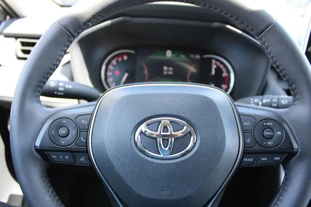2025 Toyota RAV4 XLE - Photo 21