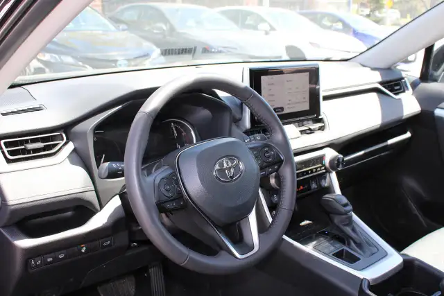 2025 Toyota RAV4 XLE - Photo 22