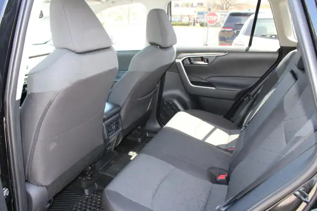 2025 Toyota RAV4 XLE - Photo 25