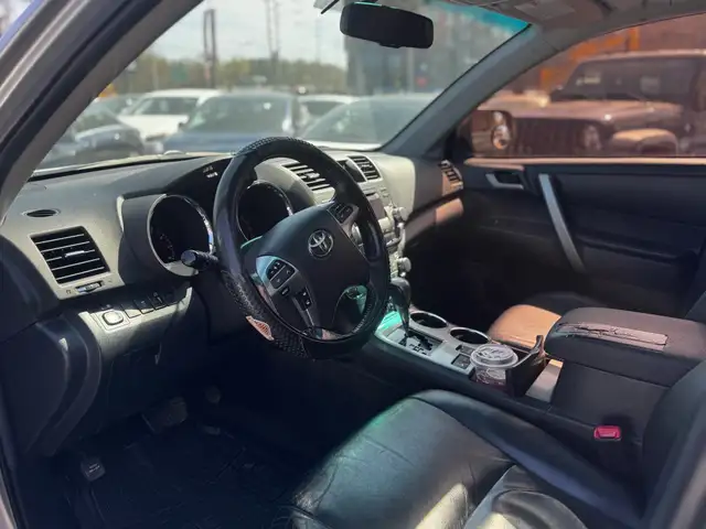 2011 Toyota Highlander 4WD 4dr - Photo 21