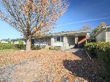 three Bedrooms Hull duplex upper unit