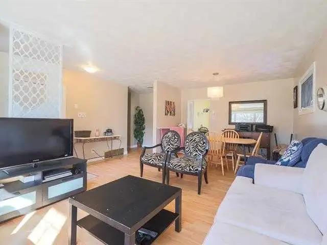 three Bedrooms Hull duplex upper unit - Photo 2