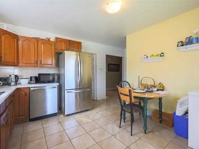 three Bedrooms Hull duplex upper unit - Photo 4