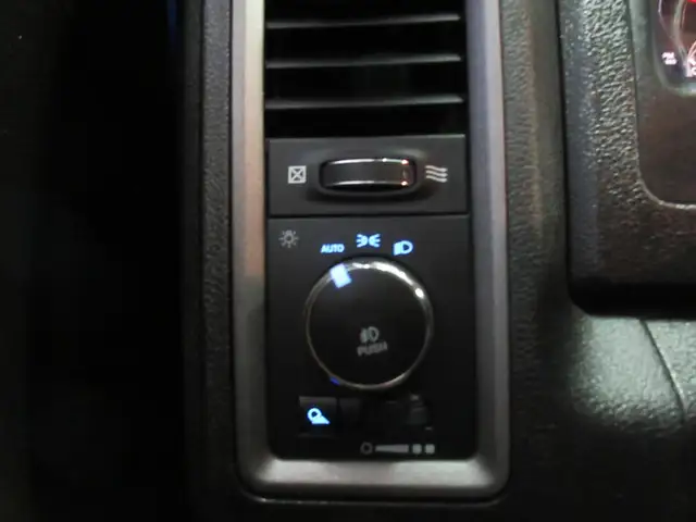 RAM 1500 CLASSIC 2022 EXPRESS NIGHT EDITION CREW-CAB V-6 3.6 LIT - Photo 12