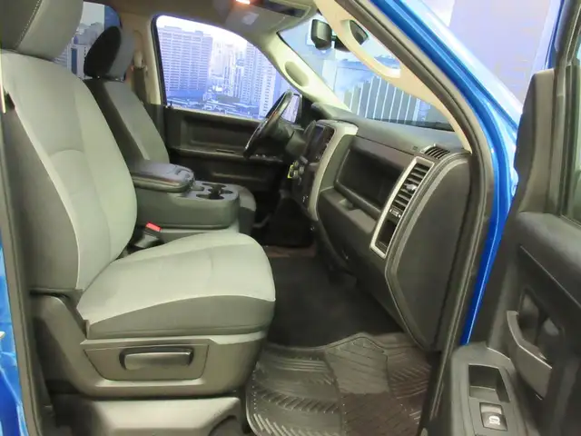 RAM 1500 CLASSIC 2022 EXPRESS NIGHT EDITION CREW-CAB V-6 3.6 LIT - Photo 23